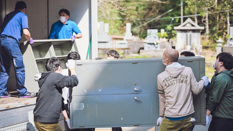 まずは古くなった備品を運び出し